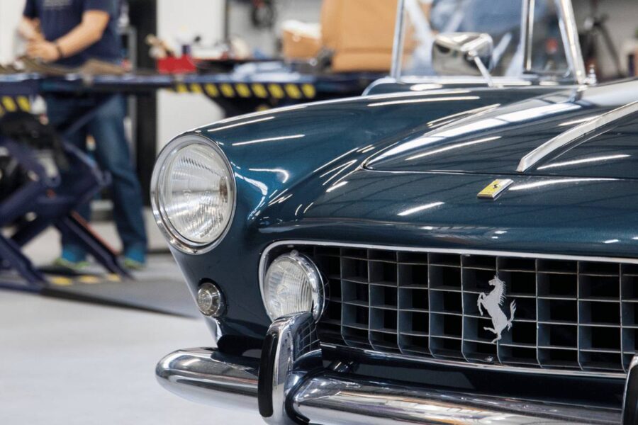 Il frontale di un-auto d-epoca in lavorazione nell-officina