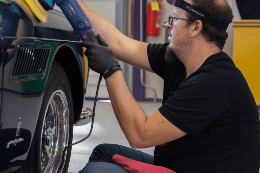 Lucidatura del passaruota di un-auto sportiva d-epoca