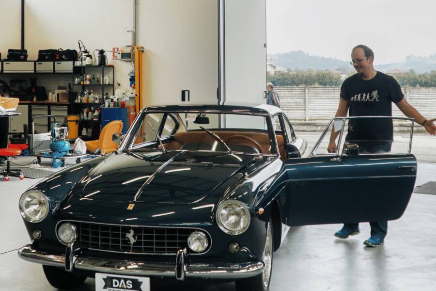 Veduta dell-officina con un-auto d-epoca sul piazzale interno