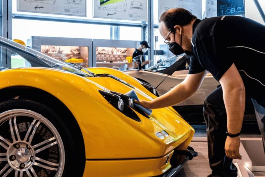 Preparazione di una supercar gialla in showroom