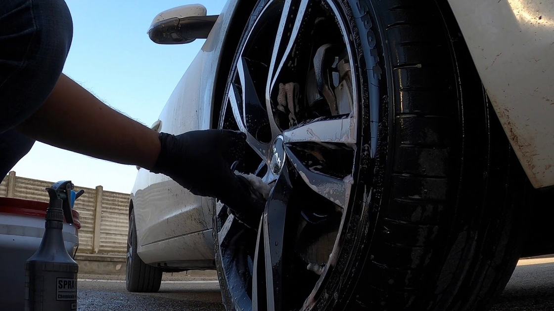 Applicazione del wheel cleaner sul cerchio di un auto